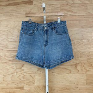 PacSun Mom Shorts worn by Carol